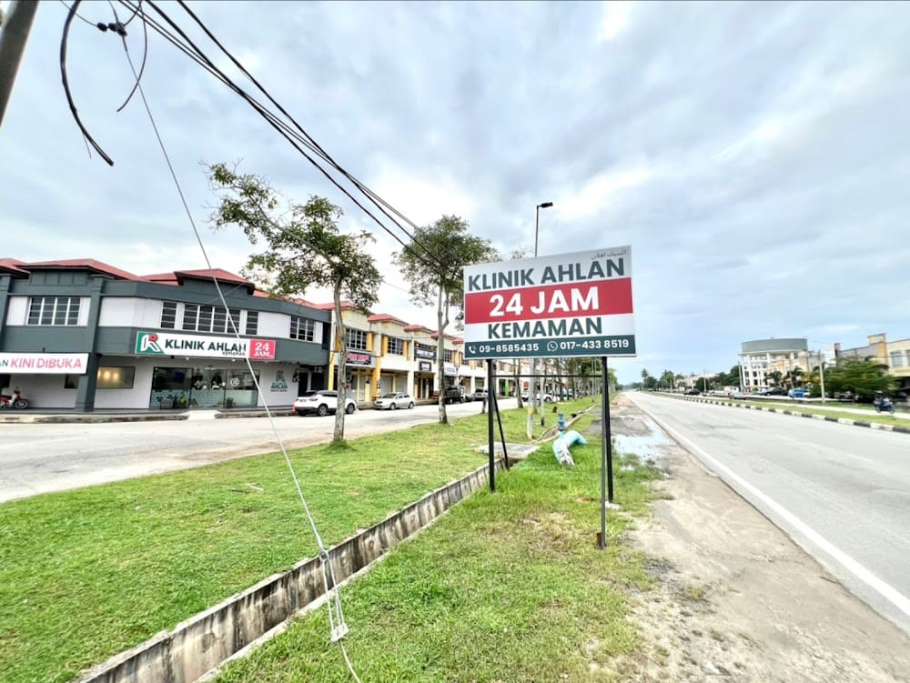 Tanda Klinik Ahlan 24 Jam Kemaman dipinggir jalan